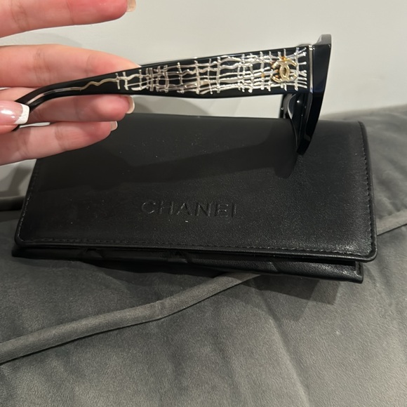 Black Chanel sunglasses - Picture 2 of 6